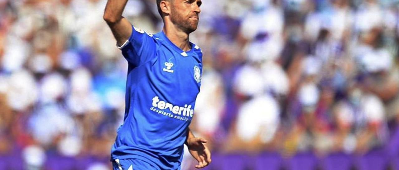 Míchel Herrero, pidiendo perdón al público asistente al José Zorrilla tras el segundo gol del Tenerife.