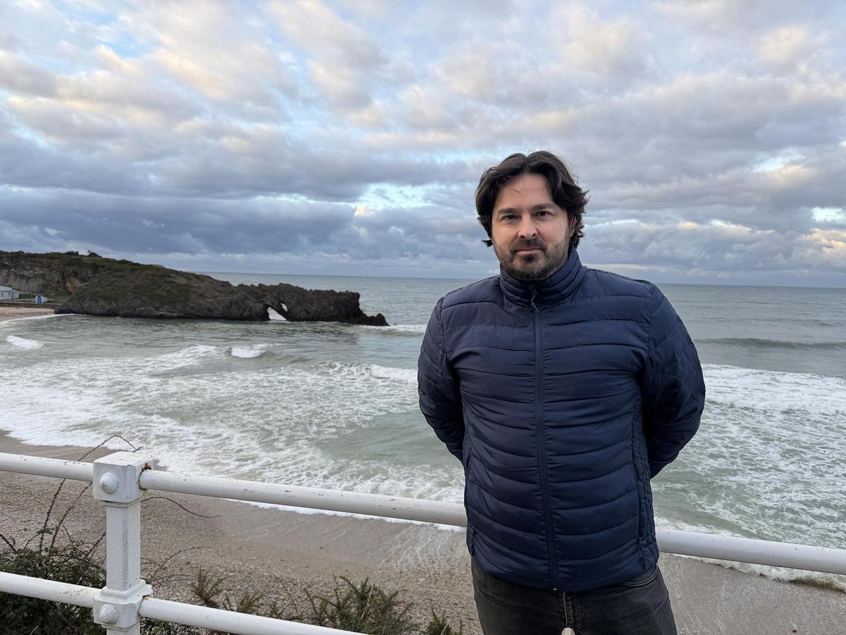 Enrique Riestra, alcalde de Llanes, ayer, junto a la playa de San Antolín o de Beón, en Naves.