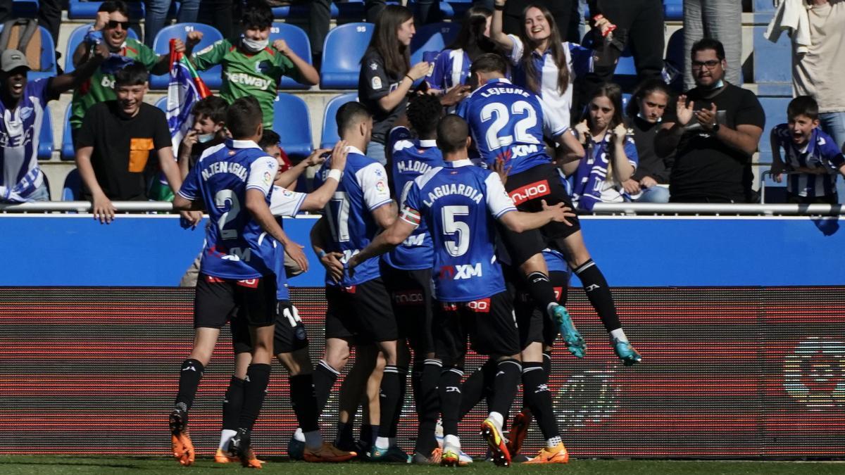 Los jugadores del Alavés celebran el gol de Joselu ante el Rayo.