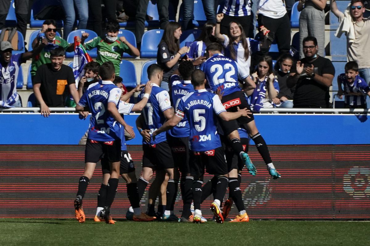 Los jugadores del Alavés celebran el gol de Joselu ante el Rayo.