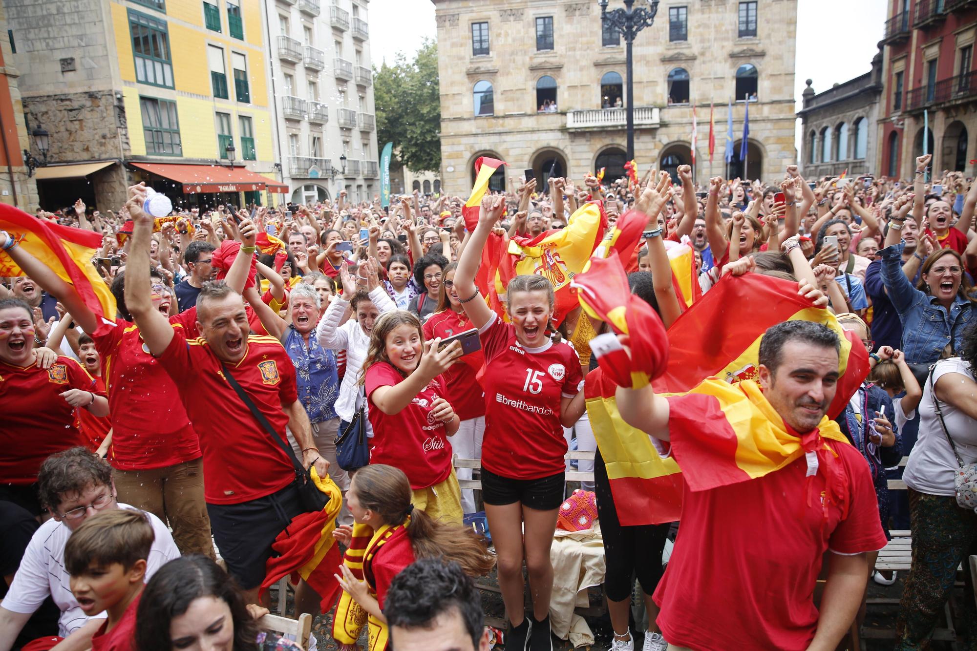 Gijón se vuelca (pese a la lluvia) animando a España en la final del Mundial de fútbol femenino