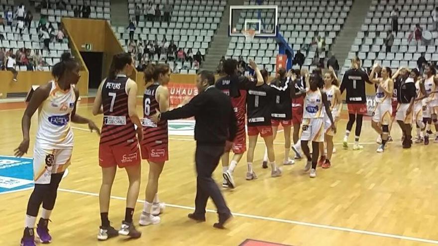 Los dos equipos se saludan al finalizar el encuentro