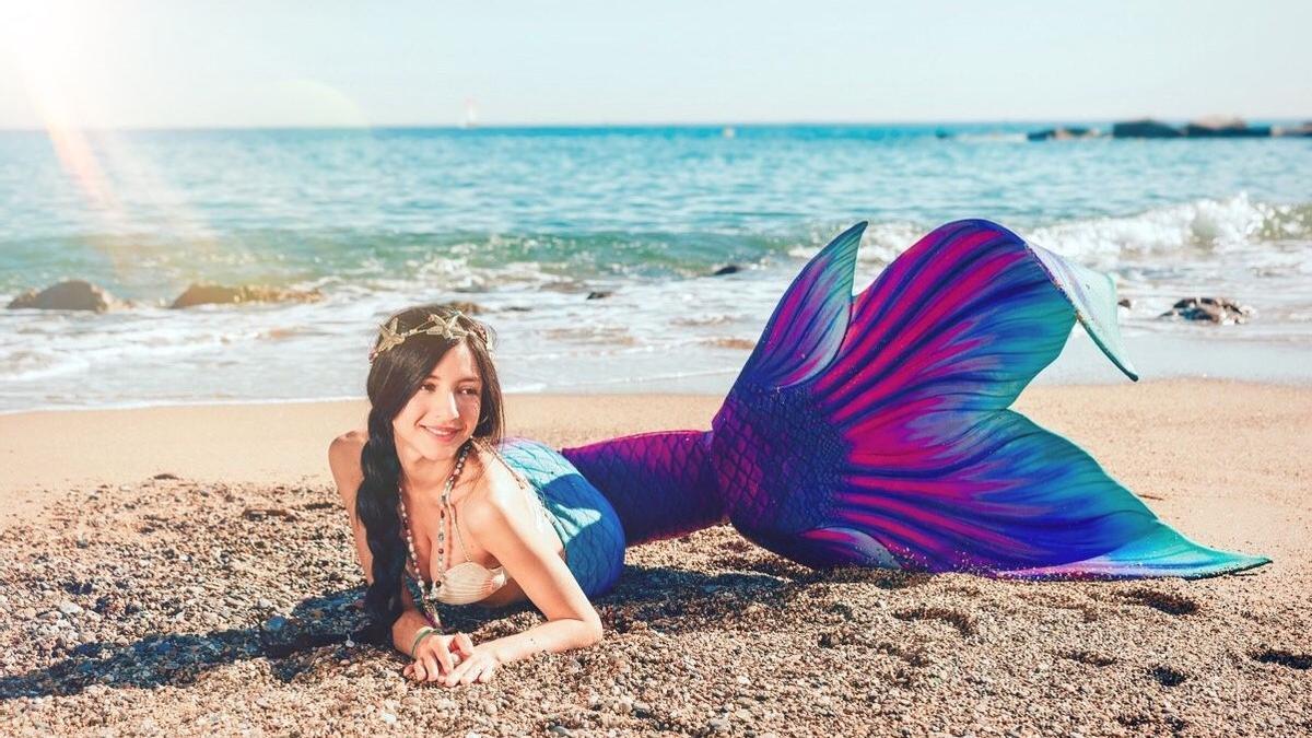 Andreina Mermaid posa en la orilla.