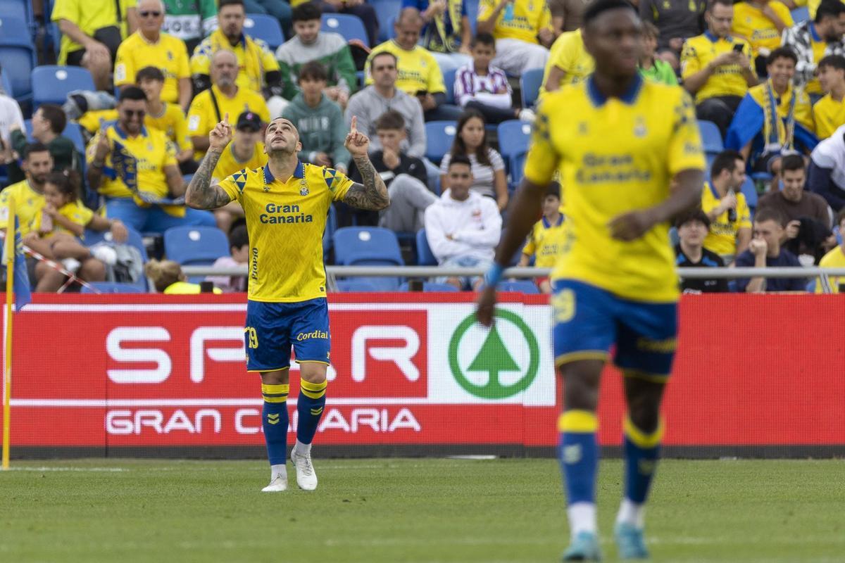 Sandro Ramírez de la Unión Deportiva Las Palmas celebra su gol ante el Real Valladolid , durante el partido correspondiente a la jornada décimo sexta de LaLiga EA Sports