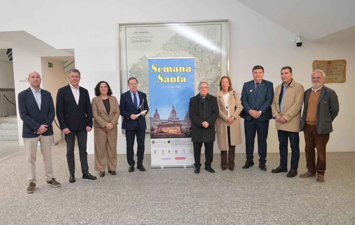 Autoridades asistentes a la presentación del cartel de la Semana Santa coruñesa.