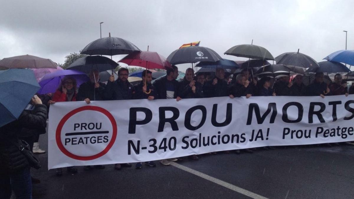 Cabecera de la manifestación en la N-340 a su paso por El Perelló, este mediodía.