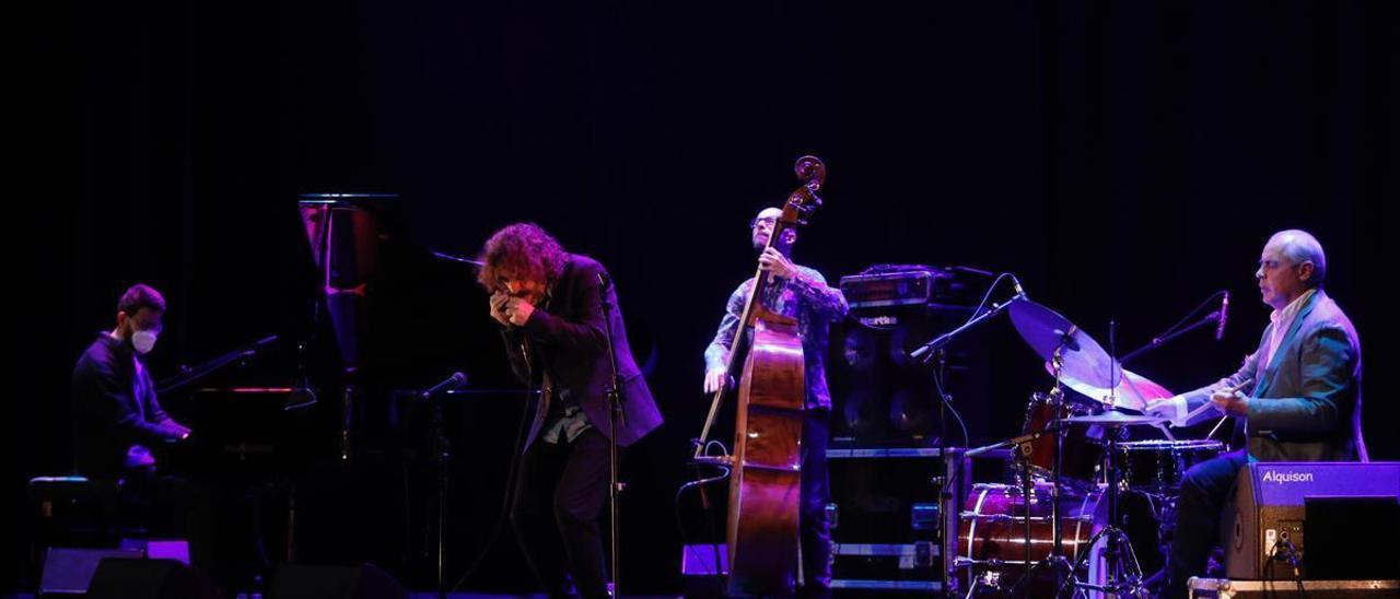 Antonio Serrano, con su cuarteto, en el concierto del Filarmónica.