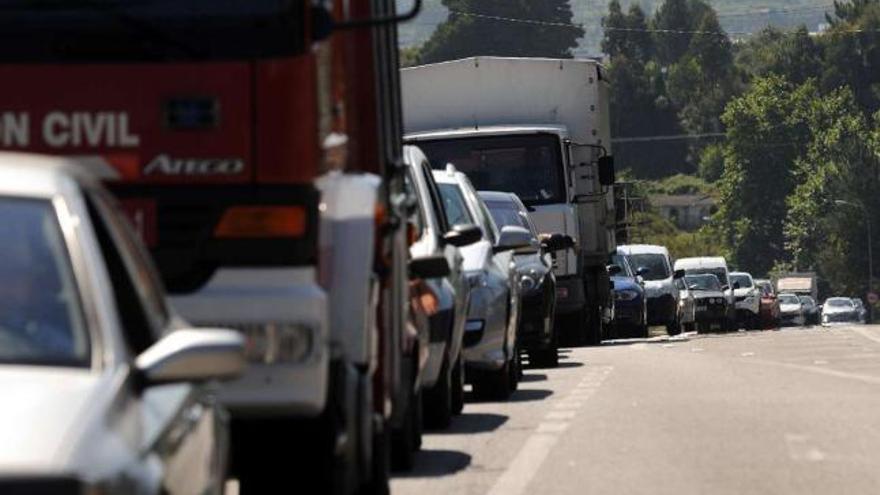 Caravana de vehículos en el vial que une Pontevedra y Vilagarcía a la altura de Curro.  // Rafa Vázquez