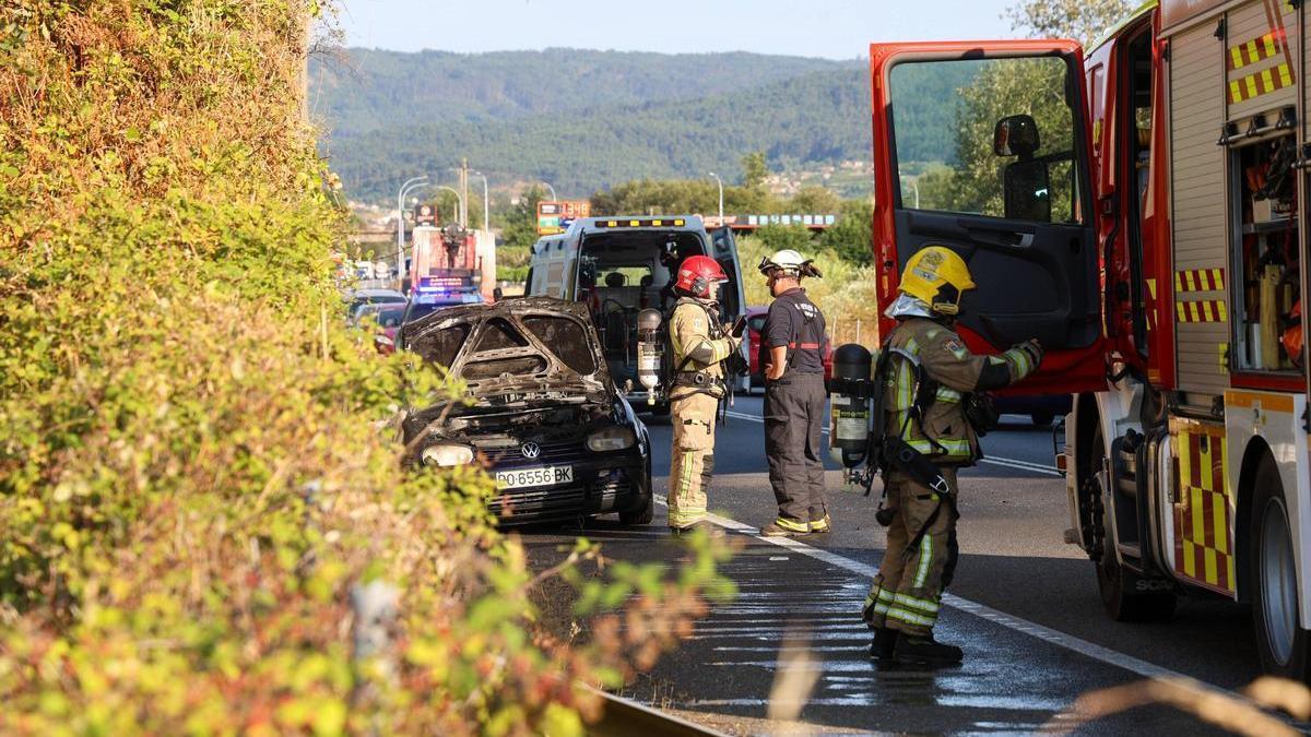 Bomberos de O Salnés en una intervención por accidente de tráfico.