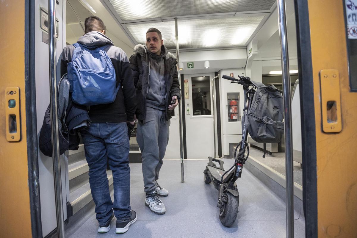 Primer día de prohibición del patinete eléctrico en los transportes públicos de Barcelona