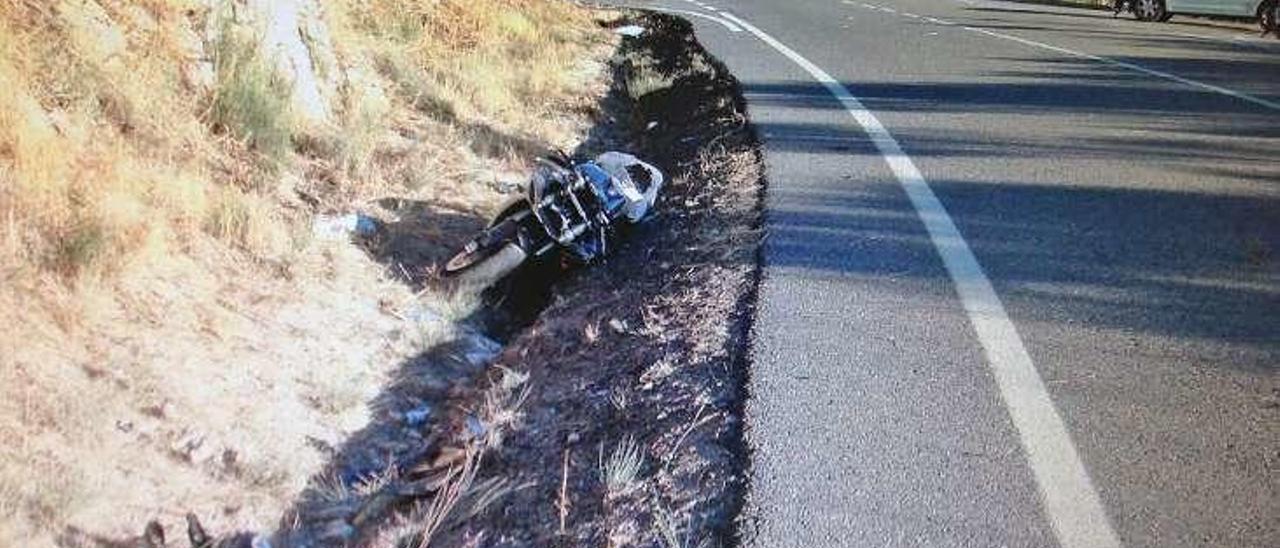 La motocicleta siniestrada ayer. // FdV