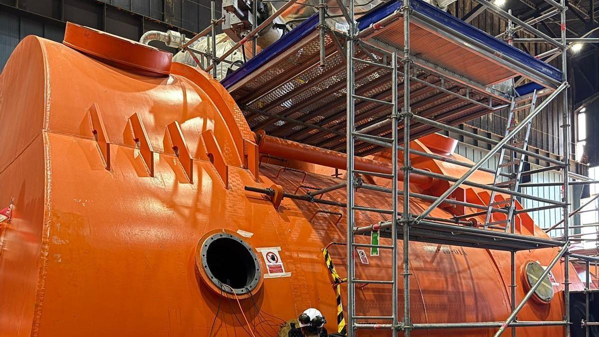 Trabajos en el edificio de turbinas de la Unidad I durante las tareas de recarga, la última de este reactor si se cumple el calendario.