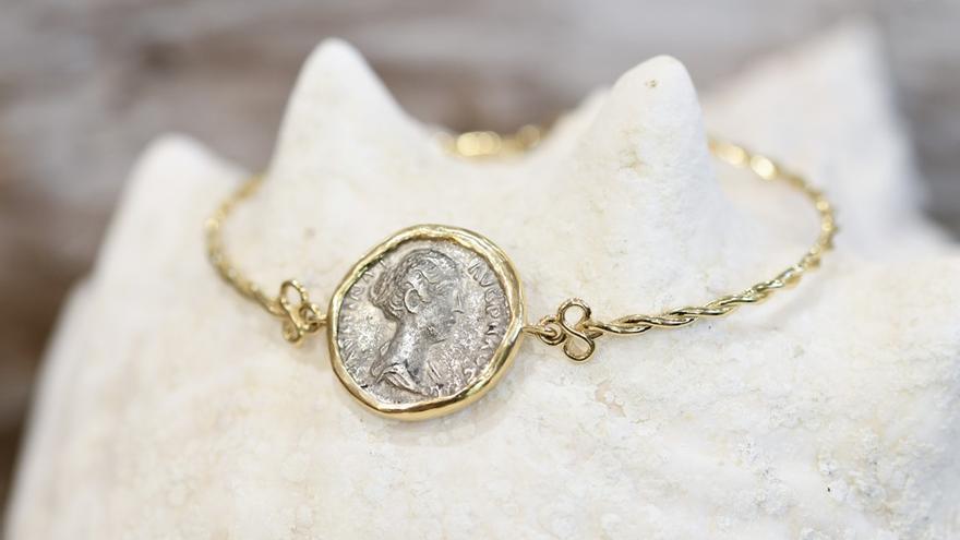 Pulsera con moneda romana de la emblemática y premiada colección Antiques