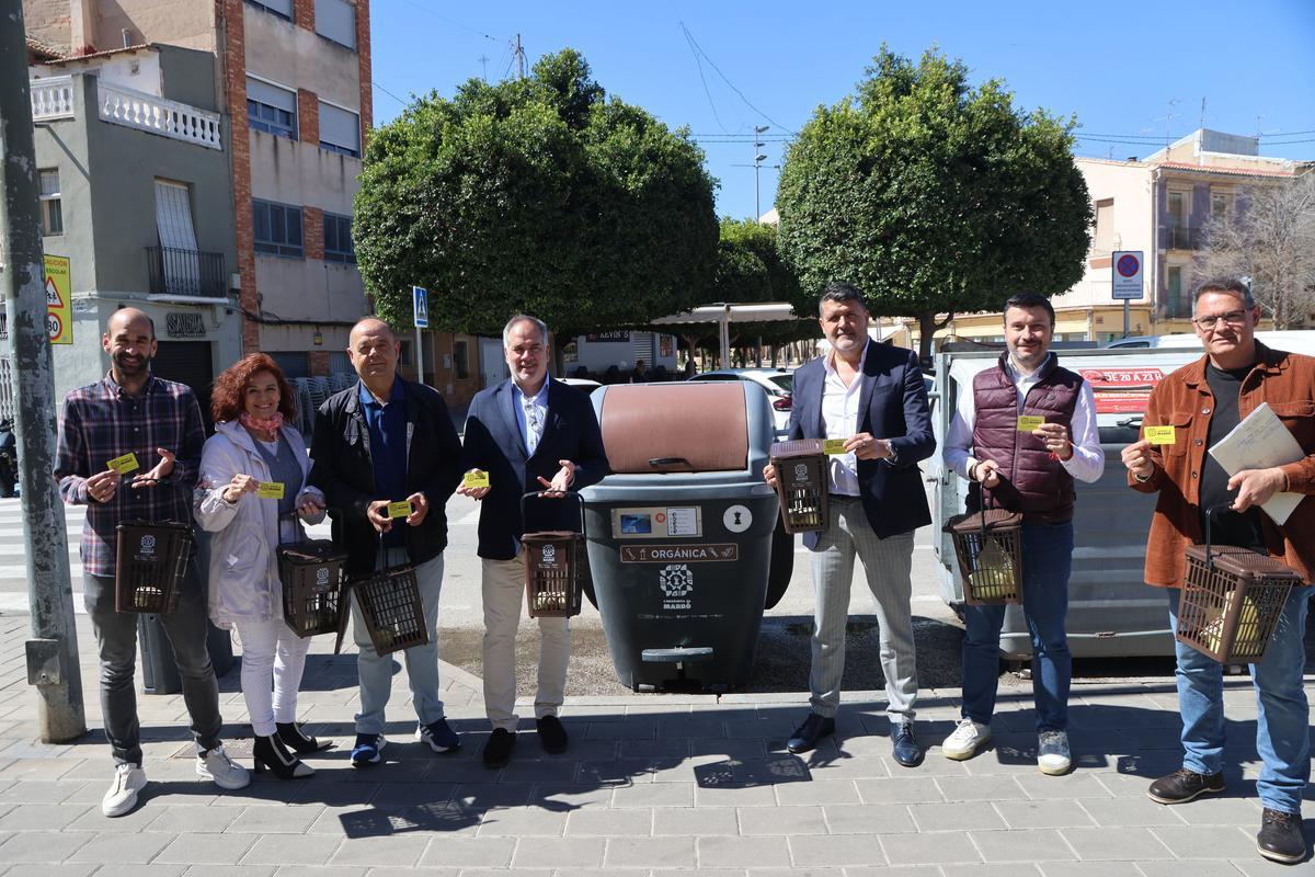 Edil del equipo de gobierno del PP, con las bolsas de compostaje y las tarjetas electrónicas