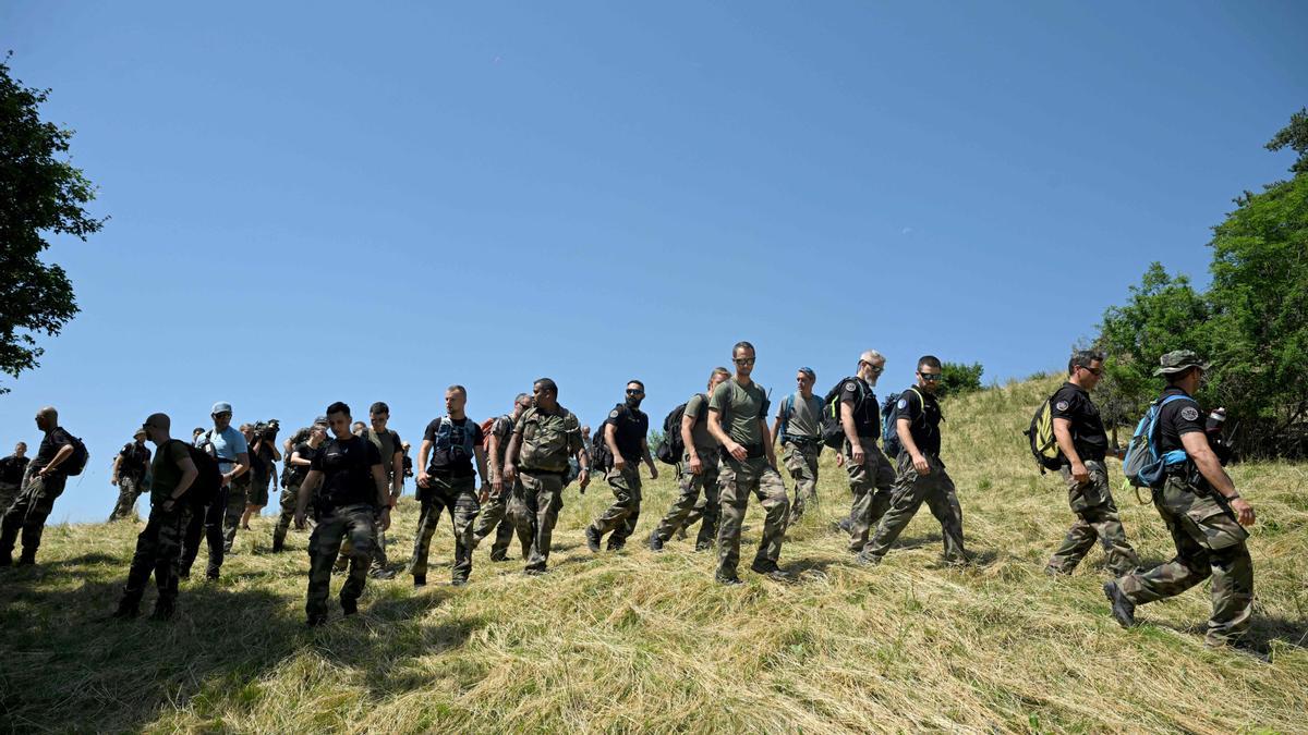 Gendarmes franceses y voluntarios participan en una operación de búsqueda de Emile, de dos años y medio, desaparecido en los Alpes del sur de Francia