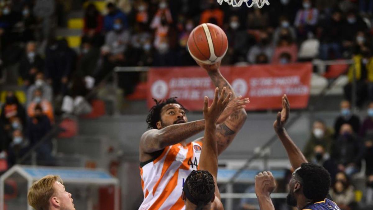 Nick Ward se eleva entre cuatro jugadores del Oviedo. |  // VÍCTOR ECHAVE