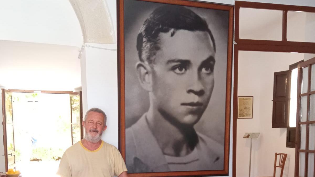 El turista canadiense Jaima Ignacio Domínguez, en la Casa Museo Miguel Hernández