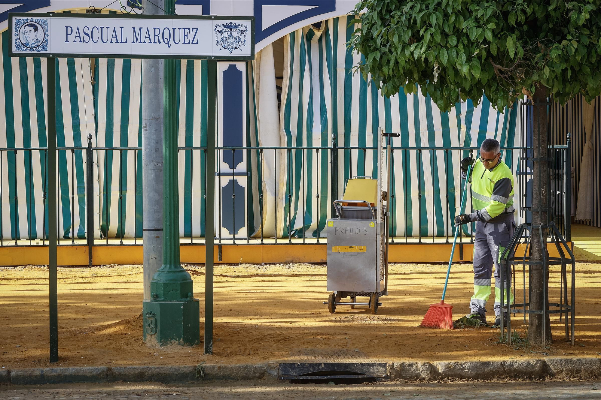 SEVILLA, 13/04/2024.-Últimos preparativos en el ferial y las casetas de la Feria de Abril este sábado, que comienza esta noche con el tradicional alumbrado.- EFE /José Manuel Vidal