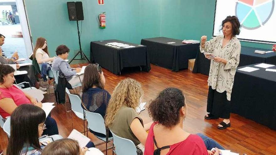 Sobre creatividad trató la charla de la divulgadora y publicista de Vigo Elba Pedrosa. // Marta G. Brea