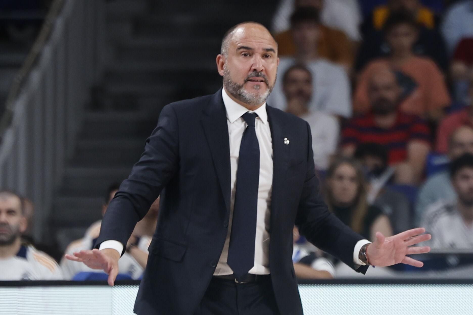 El entrenador del Real Madrid, Chus Mateo, durante el segundo partido de la semifinal de la Liga Endesa de baloncesto que Real Madrid y Unicaja disputan este viernes en el Movistar Arena. EFE/Sergio Pérez