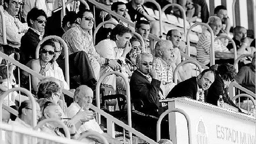 El presidente José Laparra se lamenta en el palco de Castalia. En la parte izquierda de la imagen, Antonio Blasco.