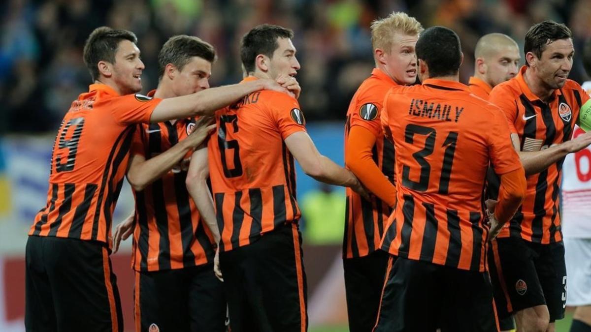 Jugadores del Shakhtar Donetsk, durante su encuentro ante el Sevilla