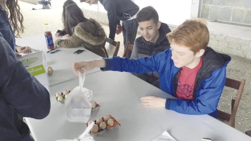 Estudiantes abegondeses, en su puesto en el mercado, el domingo.