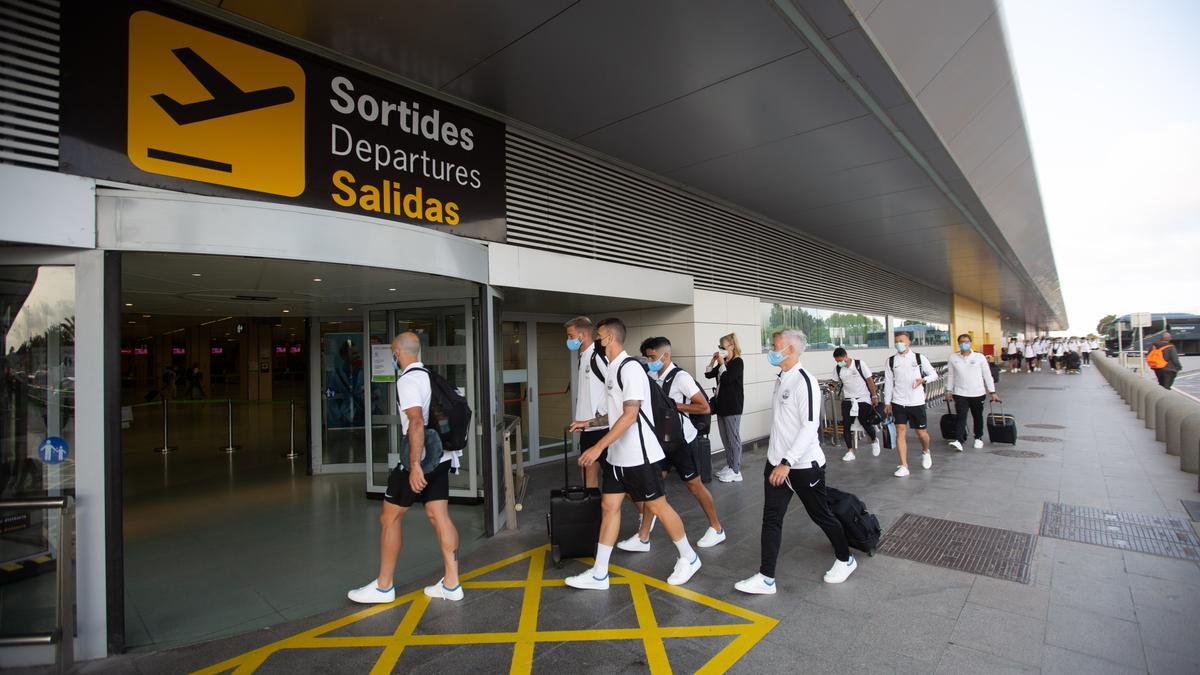 Jugadores de la UD Ibiza entrando a la terminal del aeropuerto de Eivissa