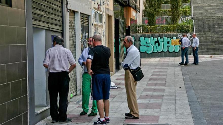 Los técnicos revisan el edificio de La Madrila para evaluar si los cimientos están afectados