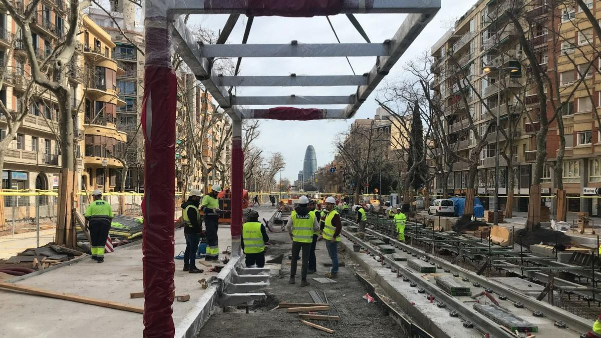 Estructura de la primera marquesina que formará la estación de Sicília del tranvía por la Diagonal de Barcelona