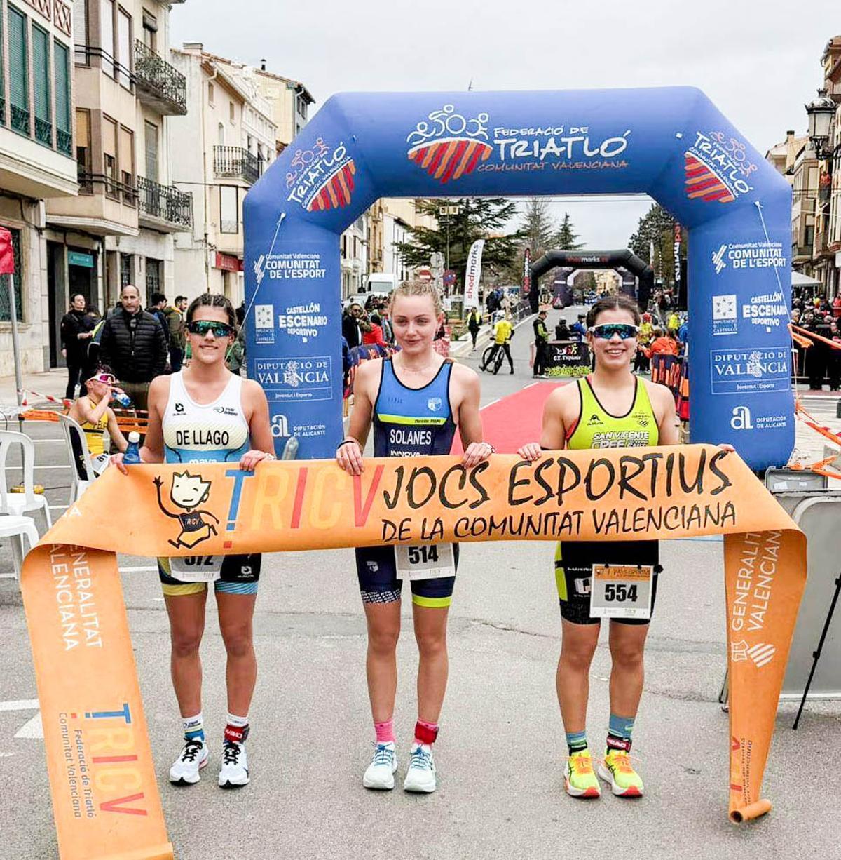 Celia de Llago, a la izquierda, tras quedar segunda en el Autonòmic de Vilafranca.