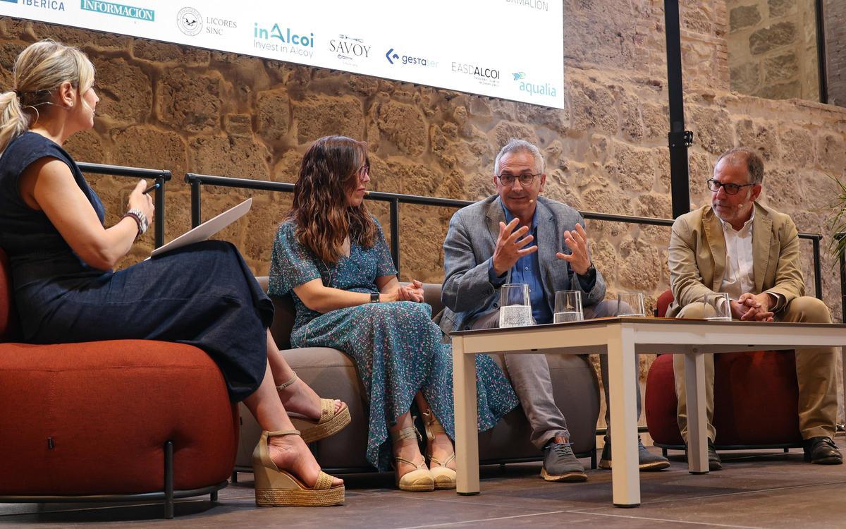 La directora de Eventos de INFORMACIÓN, Victoria Ferrá; la CEO de Licores Sinc, Isabel Calatayud; el CEO de Grupo Elasa, Eladio Jorge Silvestre; y el consejero delegado de Unión Alcoyana, Enrique Rico
