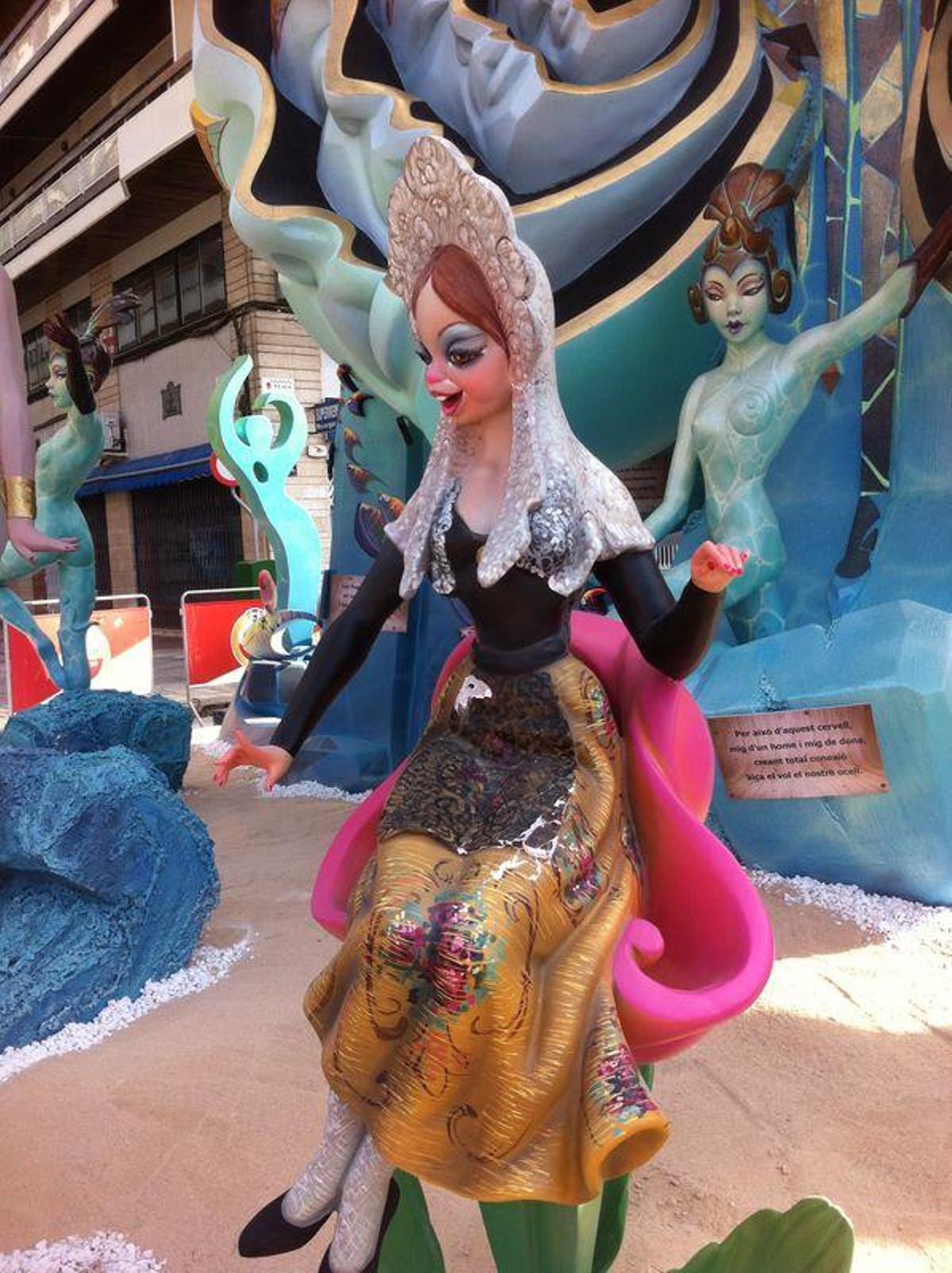 Unos vándalos causan daños en ninots de Plaza Galicia