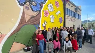 Aïda Miró pinta un mural para celebrar el 20 aniversario de la Fundació Deixalles en Ibiza