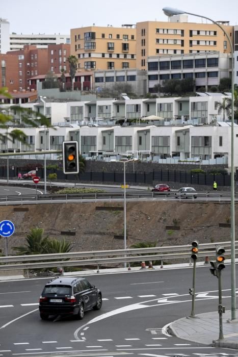 25-12-19 LAS PALMAS DE GRAN CANARI. LA MINILLA. LAS PALMAS DE GRAN CANARIA. Foto de un edificio de dúples en la Avenida de Ansite, número 11, que tienen exceso de altura, con respecto al plan general.  Fotos: Juan Castro.  | 25/12/2019 | Fotógrafo: Juan Carlos Castro