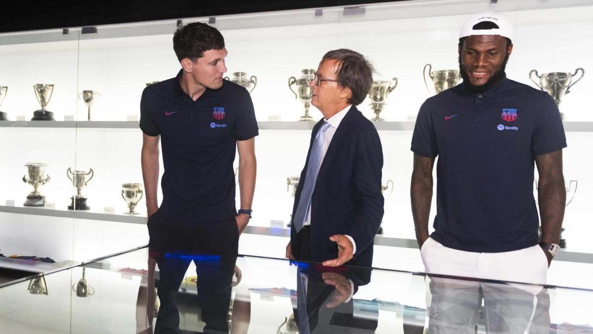 Kessié y Christensen visitan el museo del Barça