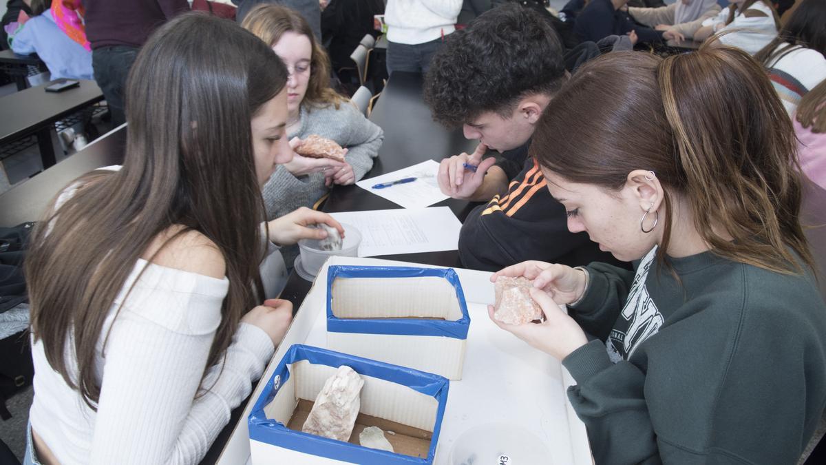 Estudiants a la prova pràctica a una de les aules de la UPC a Manresa