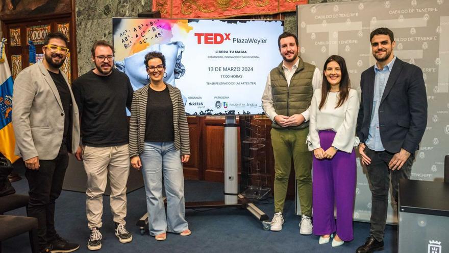 El consejero de Juventud, Serafín Mesa (3ºd.), y la organizadora, Raquel Valle (2ª d,), con participantes en las charlas.