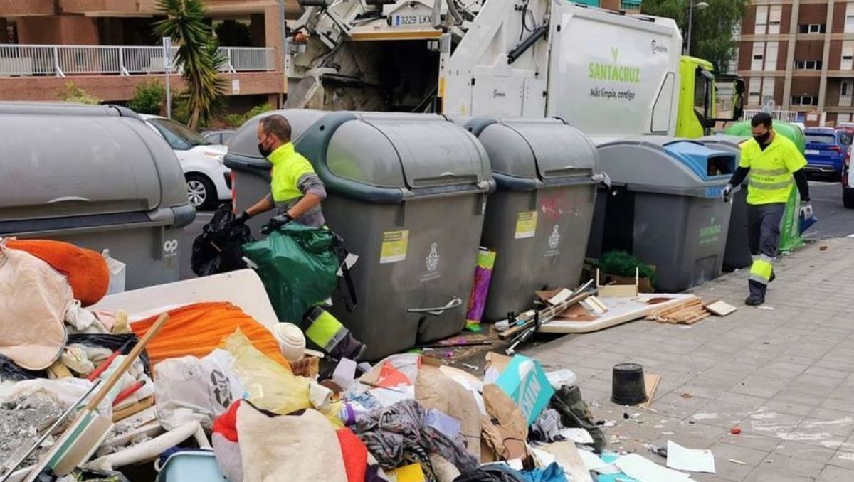 Basura depositada fuera de los contenedores en Santa Cruz de Tenerife.