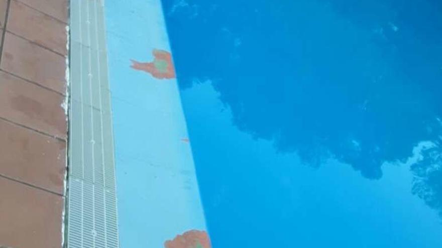 Bordes de la piscina con protuberancias en la pintura. // FdV
