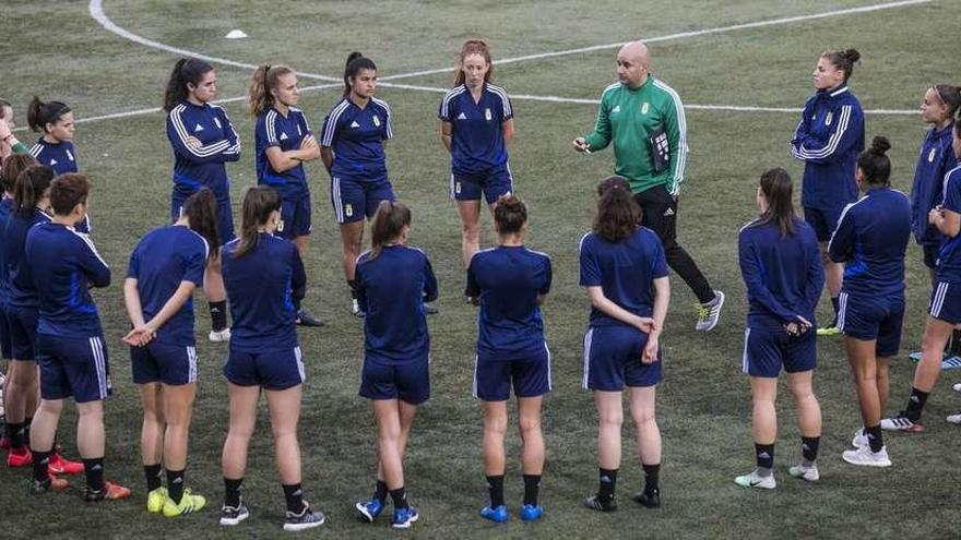 Las jugadoras del Oviedo Femenino escuchan la charla del entrenador, Pedro Arboleya, antes del entrenamiento de ayer en el Tensi.