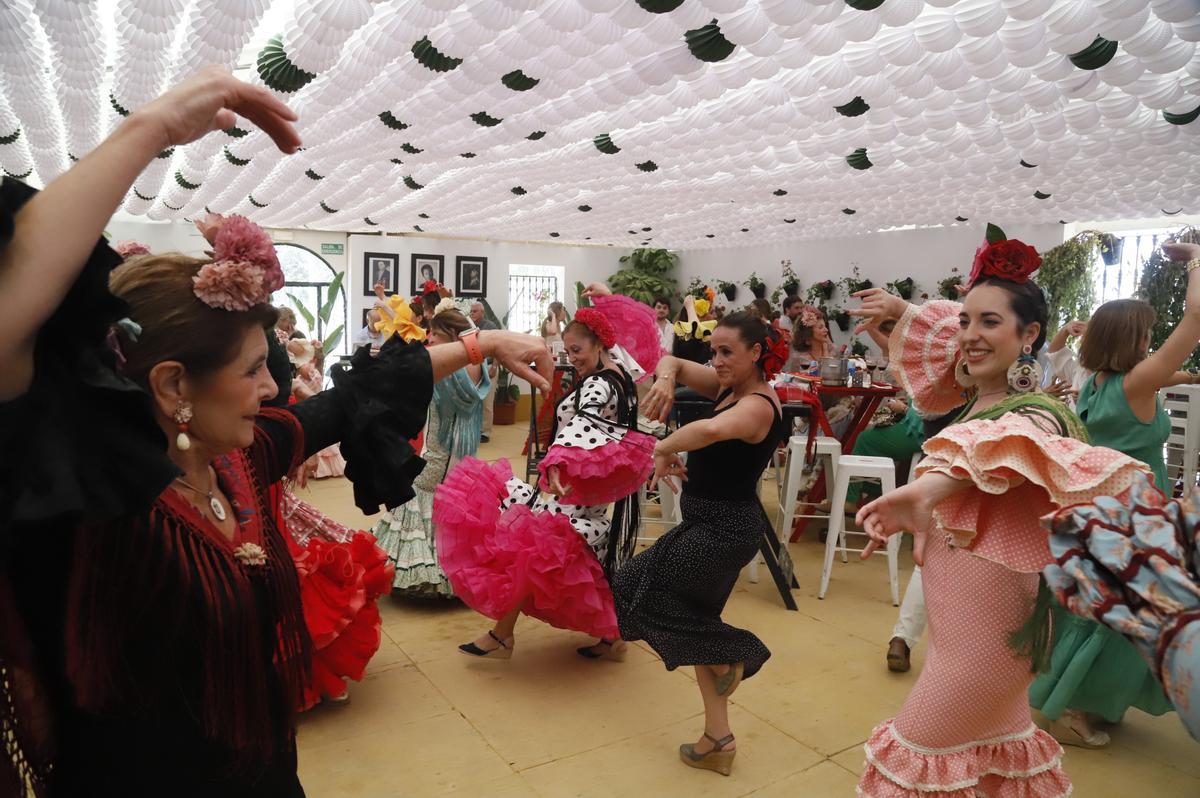 Mujeres bailando en una caseta de la Feria de Córdoba.