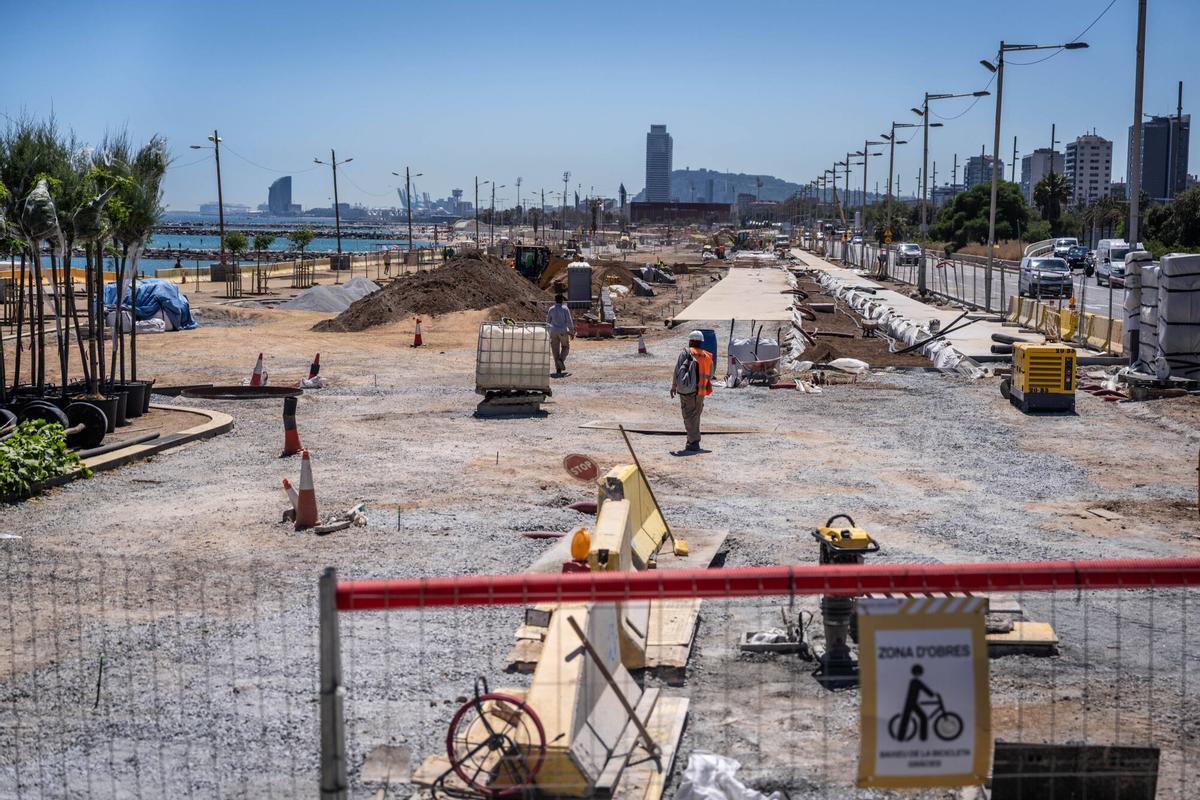 Obras del nuevo tramo de paseo Marítim, entre la plataforma marítima del Fòrum y Bac de Roda