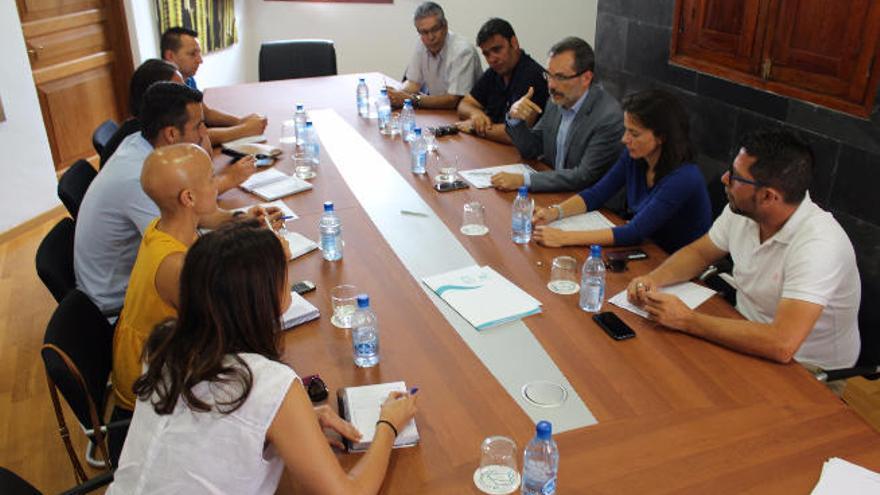 Un momento de la reunión del gobierno de La Oliva con el Cabildo.