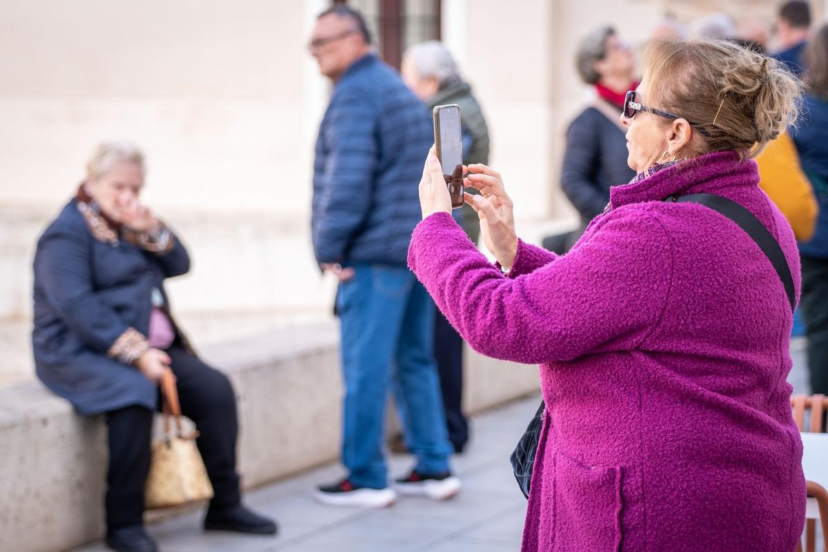 Turistas visitando los monumentos extremeños.