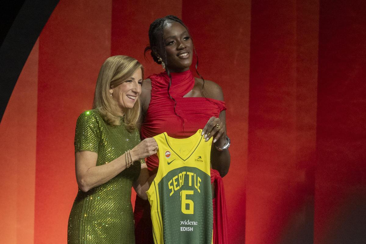 Awa Fam posa con la camiseta de su nuevo equipo durante el evento del draft de la WNBA