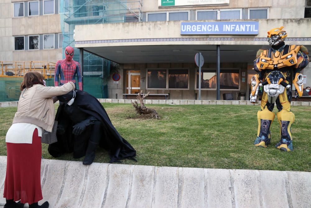 El Materno Infantil recibe la visita sorpresa de Spiderman