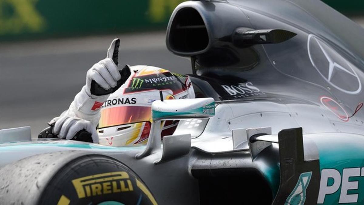 Lewis Hamilton celebra su victoria en Canadá, que le refuerza en el liderato.