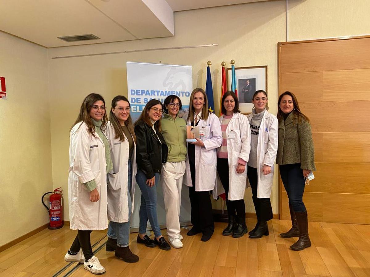 La doctora Talens con parte de su equipo.