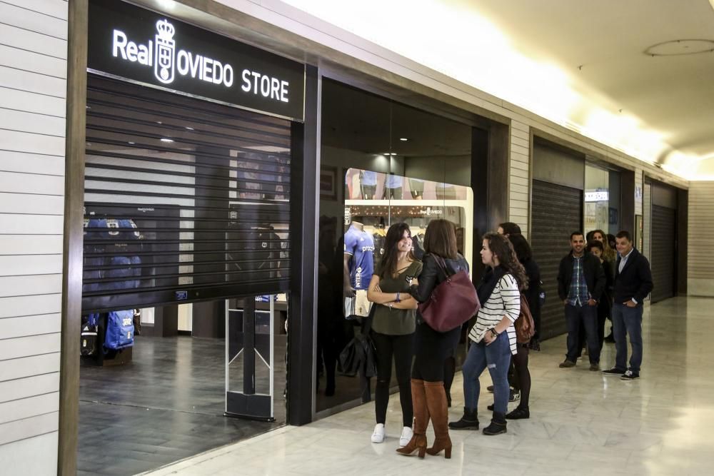 Primer día de venta de la nueva equipación del Real Oviedo